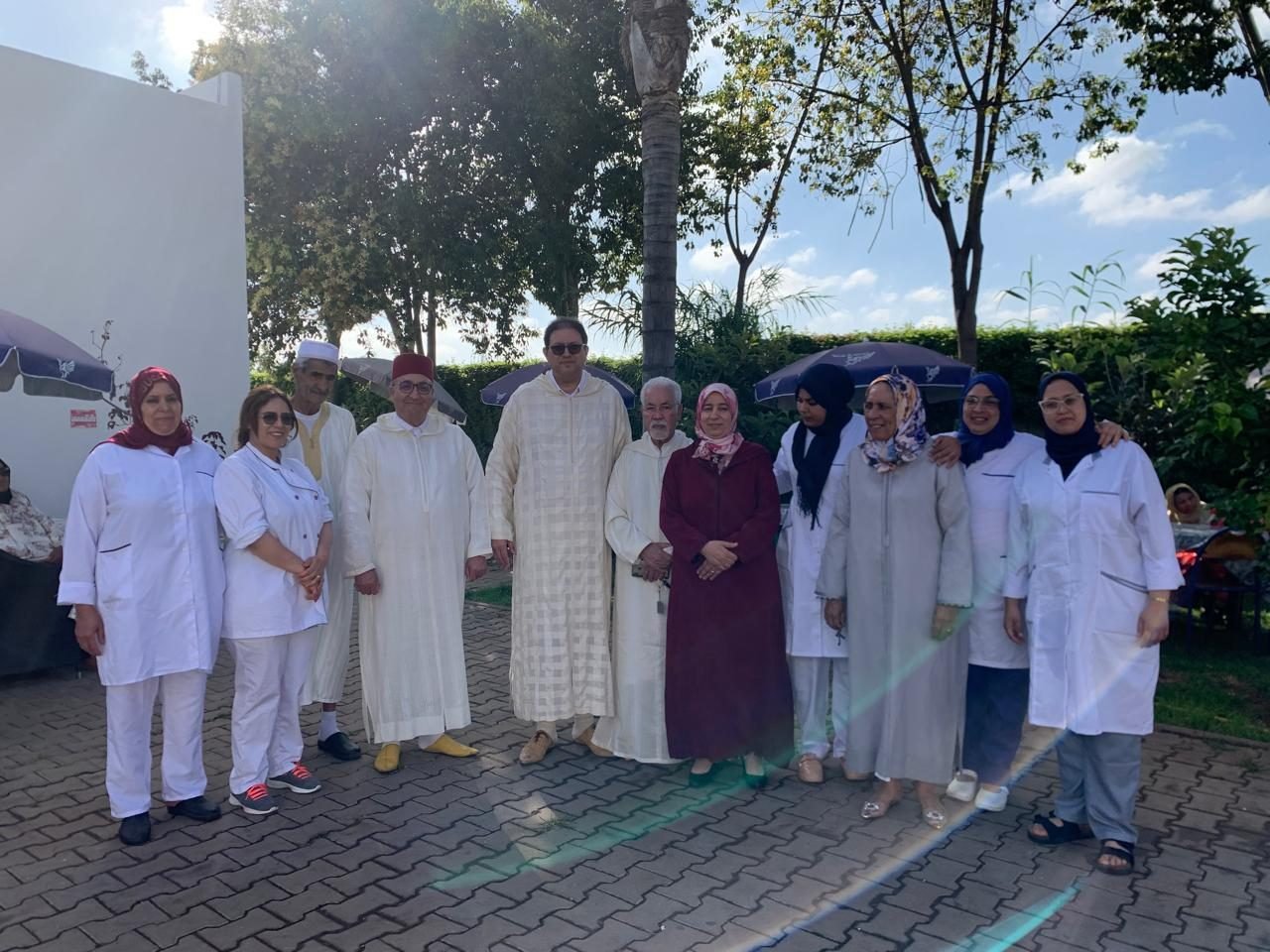 Des membres de l'association dans le jardin