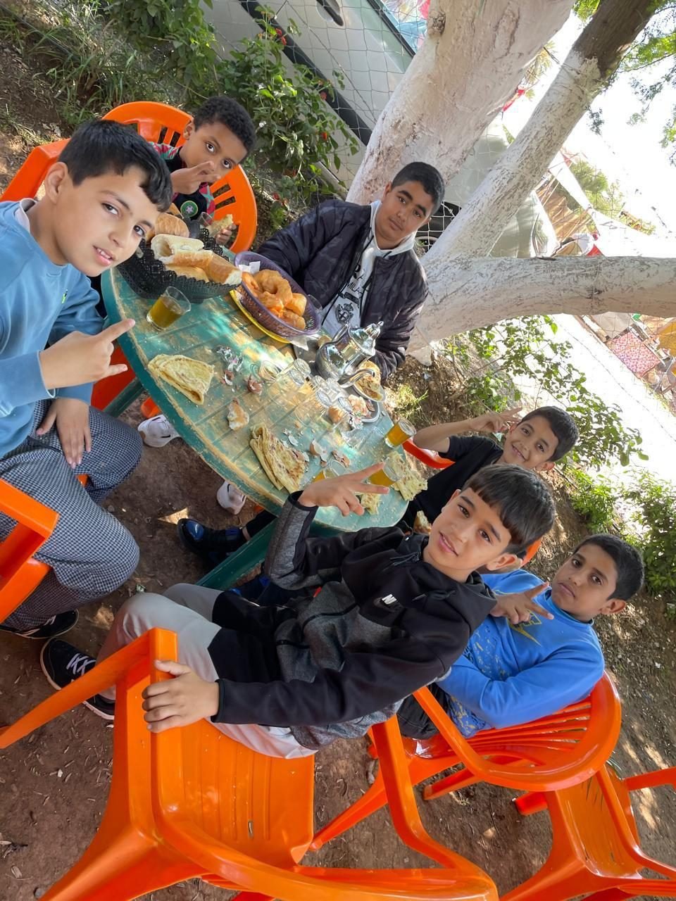 Des enfants partagent un goûter autour d'une table