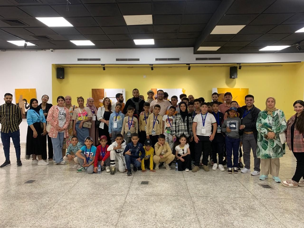 Photo de groupe des enfants, des familles et de l'équipe