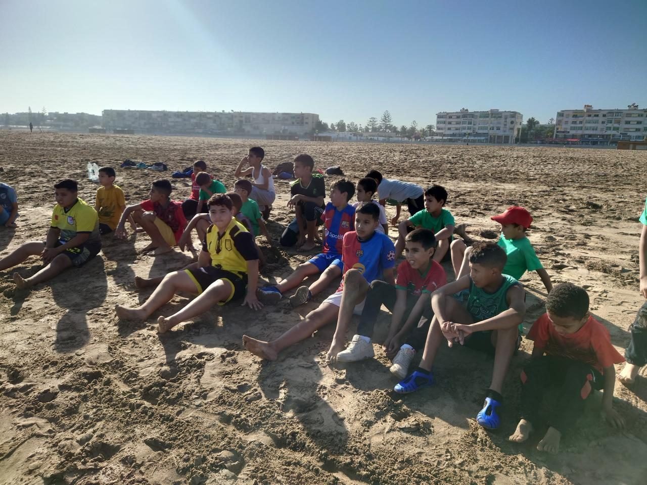 Un groupe d'enfants se repose sur la plage