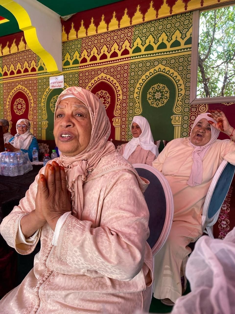 مقيمة بالمركز تصفق خلال حفل