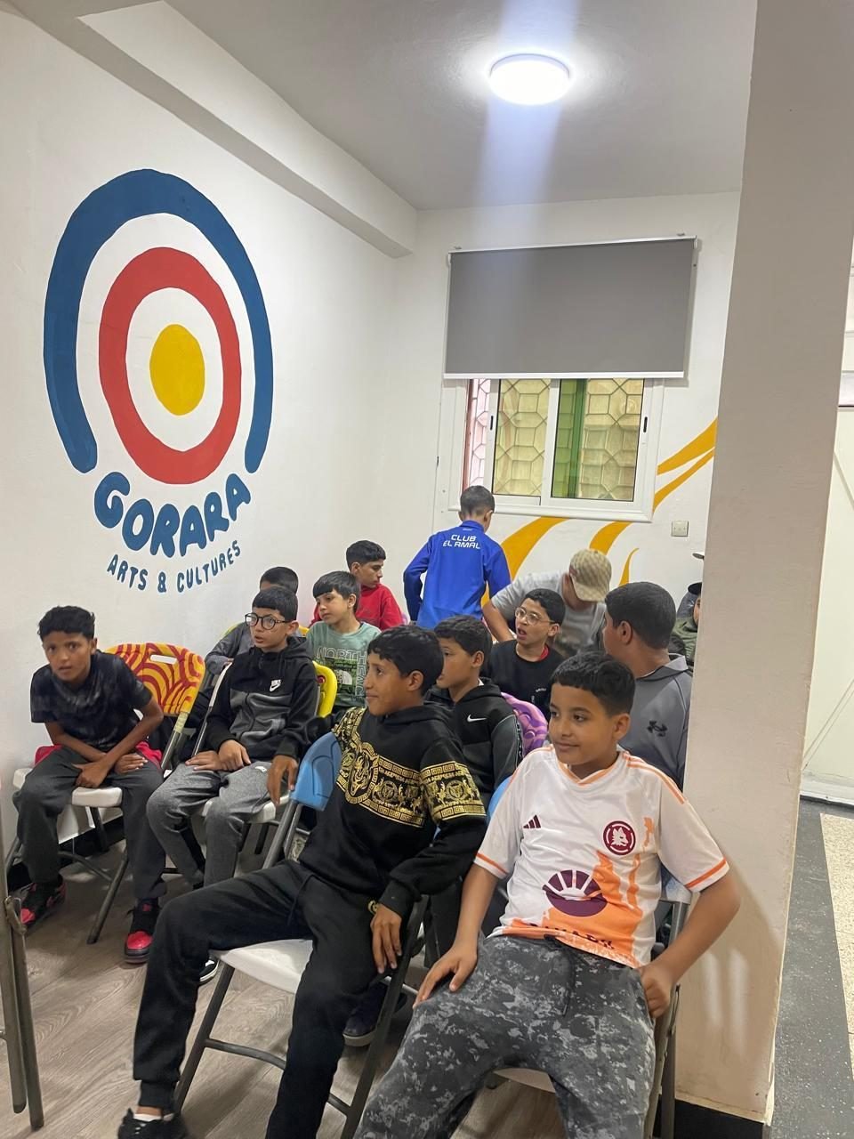 Des enfants dans une salle d'activités de l'association